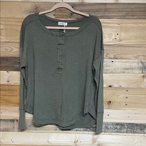 In Loom size Large Olive Green Long Sleeve Lightweight Super Soft Henley Top